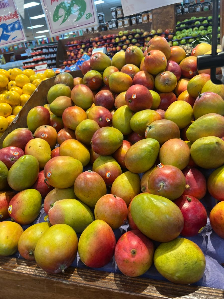 Premium Produce Grade A Premium Premium Fresh Mangoes - Large (1kg)